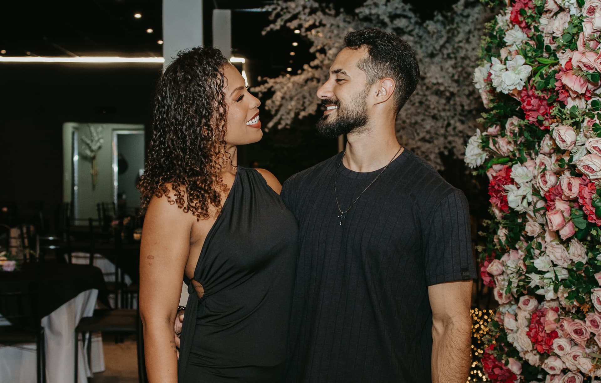 Casal comemorando no LL360 Espaço