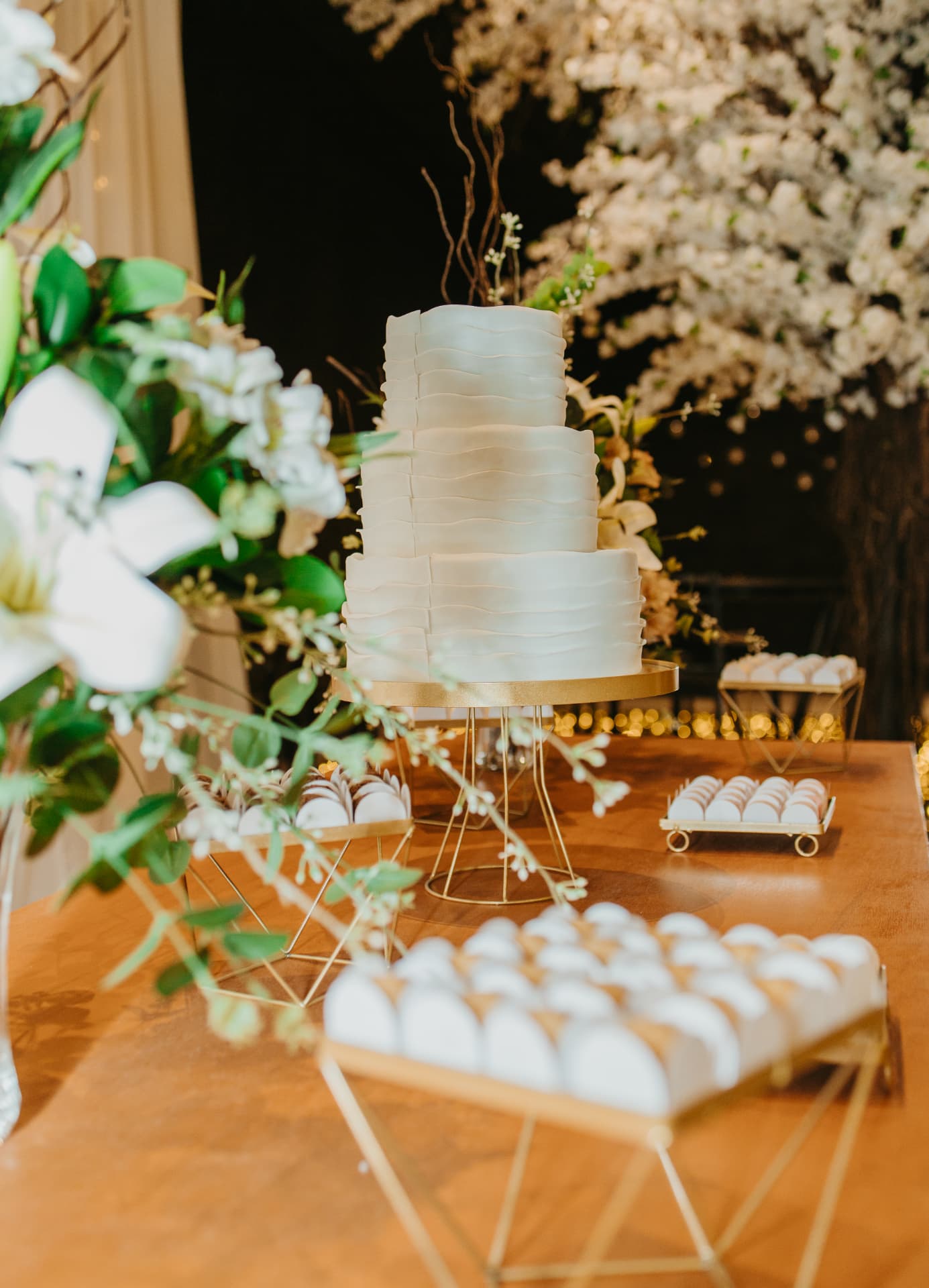 Bolo branco na mesa de doces