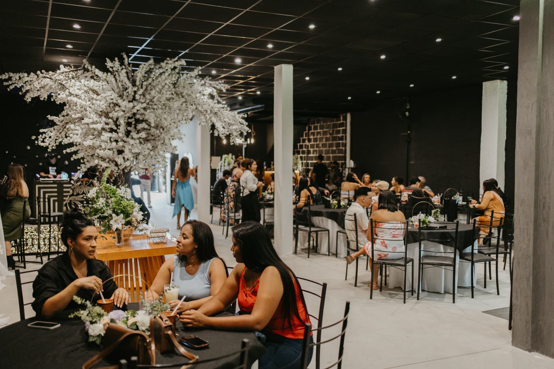 Salão do LL360 Espaço com convidados à mesa